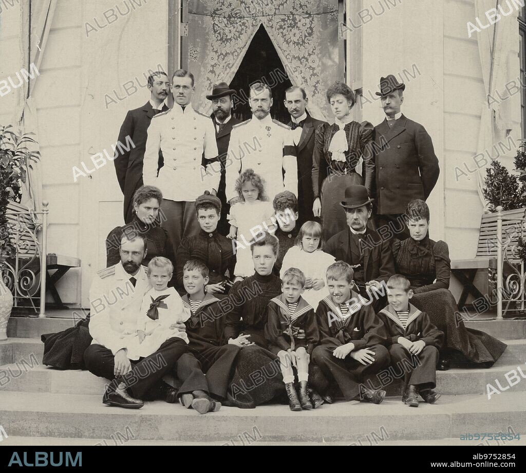 Copenhague (Dinamarca), 1899. El zar Nicolás II de Rusia junto con su familia en el castillo de Bernsdorff. Aparecen en la imagen su madre, la zarina María; su esposa, la zarina Alejandra; su hermano Miguel y los reyes Jorge I de Grecia y Christian IX de Dinamarca, entre otros.