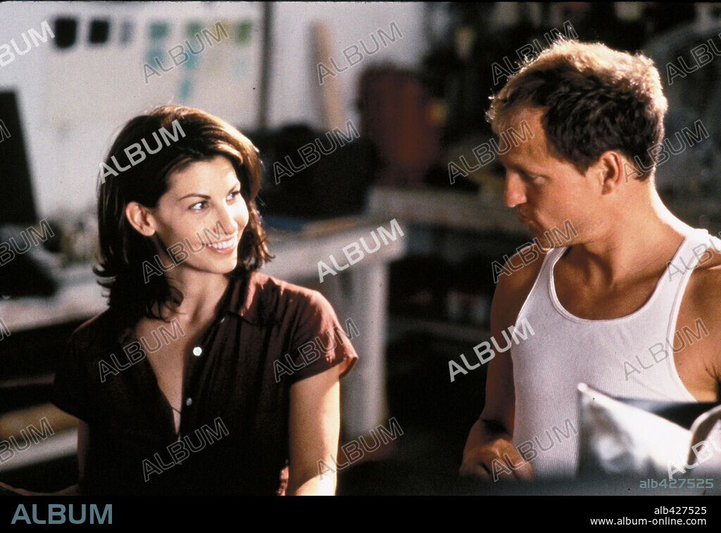 GINA GERSHON y WOODY HARRELSON en SEDUCCIÓN LETAL, 1998 (PALMETTO), dirigida por VOLKER SCHLONDORFF. Copyright CASTLE ROCK ENTERTAINMENT / BALDWIN, SIDNEY.