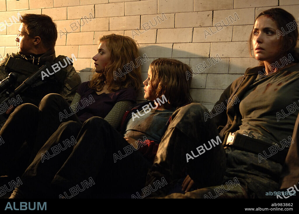 IMOGEN POOTS, JEREMY RENNER, MACKINTOSH MUGGLETON and ROSE BYRNE in 28 WEEKS LATER, 2007, directed by JUAN CARLOS FRESNADILLO. Copyright FOX ATOMIC/DNA FILMS/UK FILM COUNCIL/ FIGMENT FILMS/SOCIEDAD.