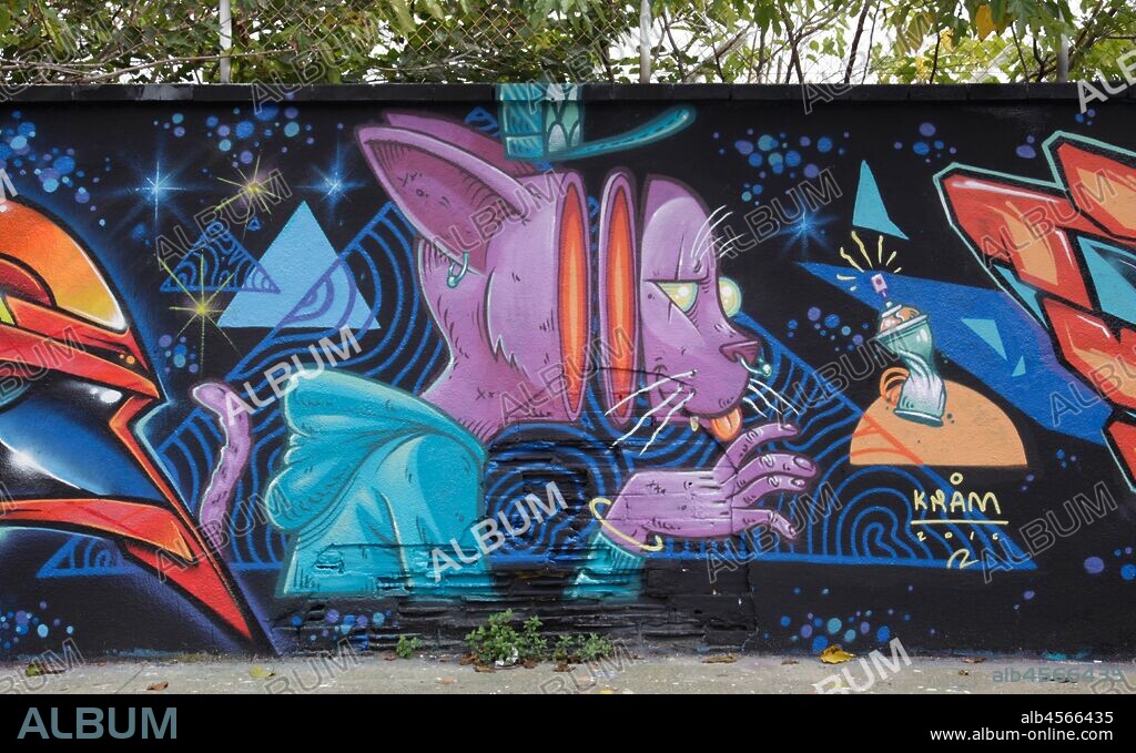Pintura de gato de perfil estilo comic, muy colorido sobre fondo negro, graffiti mural, calle Josep PLa, calle Agricultura, Poblenou, Distrito San Martin, Barcelona en 2016.