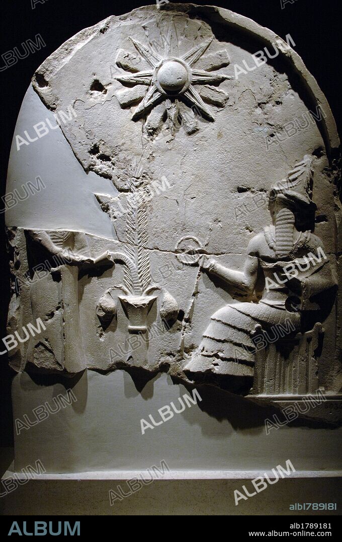 ARTE MESOPOTAMICO. BABILONIA. Parte superior de una estela con la representación de un SOBERANO HACIENDO UNA LIBACION A UN DIOS (probablemente SHAMASH). Piedra calcárea. Fechada a finales del III milenio y principios del II milenio. Susa. Museo del Louvre. París. Francia.