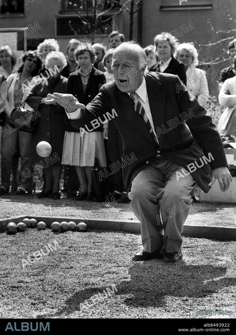 STOCKHOLM ARKIV 1981-05-12.. Prins Bertil spelar boule i samband med invigningen av polisens nya boulebana i polishusets innergård på Bergsgatan i Stockholm 12:e maj 1981.. Foto: Ingvar Karmhed / SvD / TT / Kod: 11014.