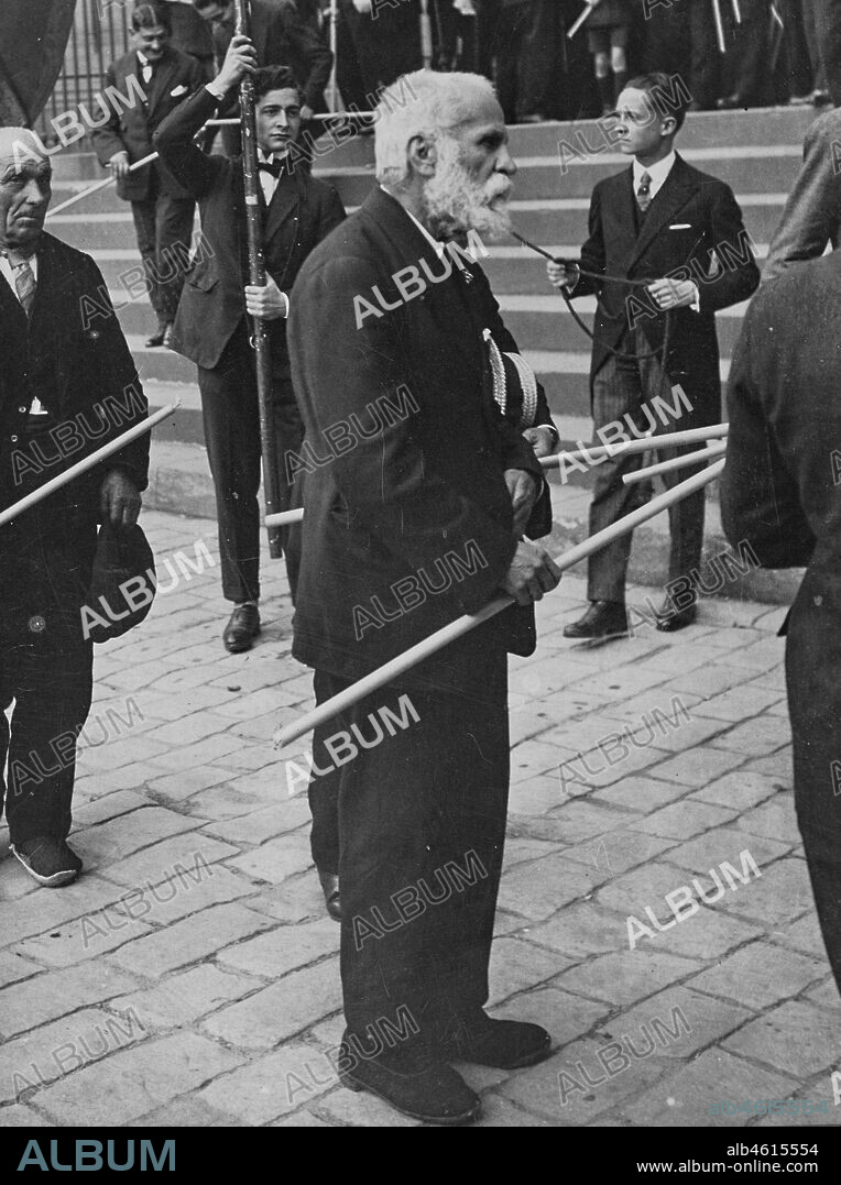 El arquitecto español Antonio Gaudi frente a la Catedral de Barcelona en 1926.