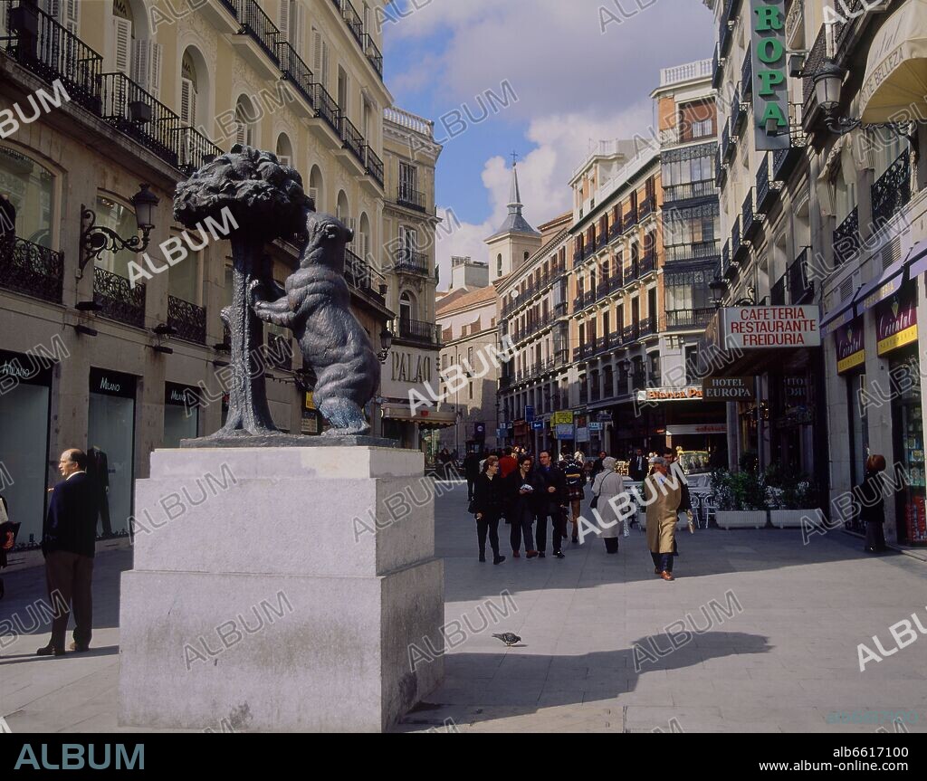 ANTONIO NAVARRO SANTAFE (1906-1983). ESTATUA DEL OSO Y EL MADROÑO SIMBOLO DE LA CIUDAD DE MADRID SITUADO EN LA CALLE DEL CARMEN DESDE EL AÑO 1986 HASTA EL AÑO 2009 -  - FOTO AÑOS 00.