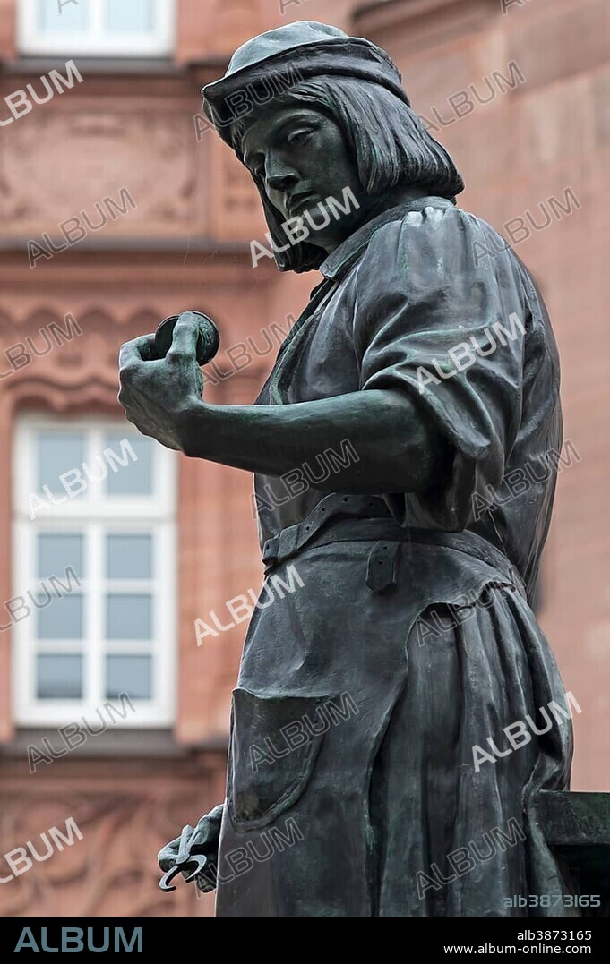 Fountain sculpture of Peter Henlein, 1480-1542, inventor of the pocket watch, fountain and sculpture 1905, Hefnersplatz, Nuremberg, Middle Franconia, Bavaria, Germany