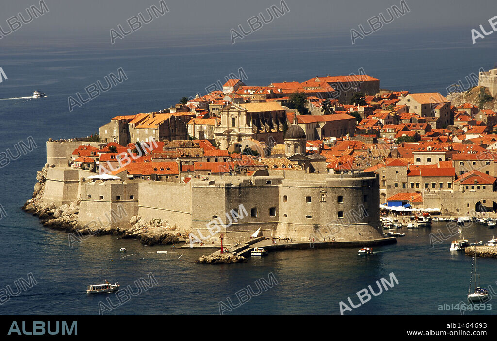 CROACIA. DUBROVNIK. Vista de la parte antigua amurallada de la ciudad. Costa Dálmata. En 1979 la ciudad antigua fue declarada Patrimonio de la Humanidad por la Unesco.