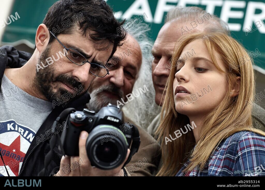 LLUIS HOMAR, MICHELLE JENNER y MONTXO ARMENDARIZ en NO TENGAS MIEDO, 2011, dirigida por MONTXO ARMENDARIZ. Copyright ORIA FILMS.