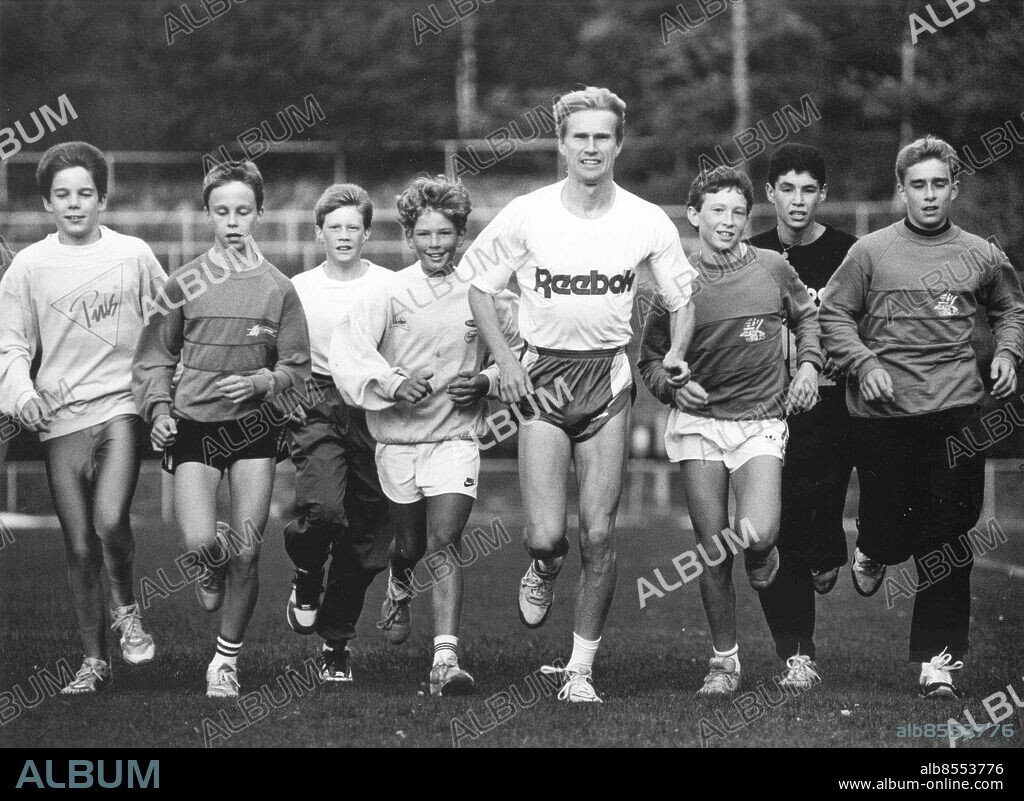 GÖTEBORG 1991-09-23.. Mats Erixon - en av Sveriges mest framgångsrika långdistanslöpare under 1980- och 1990-talen. Erixon innehar även rekordet på flest segrar i Göteborgsvarvet då han vunnit detta fem gånger. Här under ett träningspass med ett gäng killar. *** Local Caption *** GP Foto: Jonny Mattsson / Kamerareportage / TT / Kod: 2524.