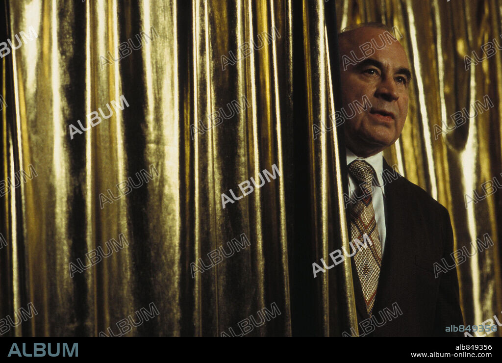 BOB HOSKINS dans BEYOND THE SEA, 2004, réalisé par KEVIN SPACEY. Copyright LIONS GATE FILMS.