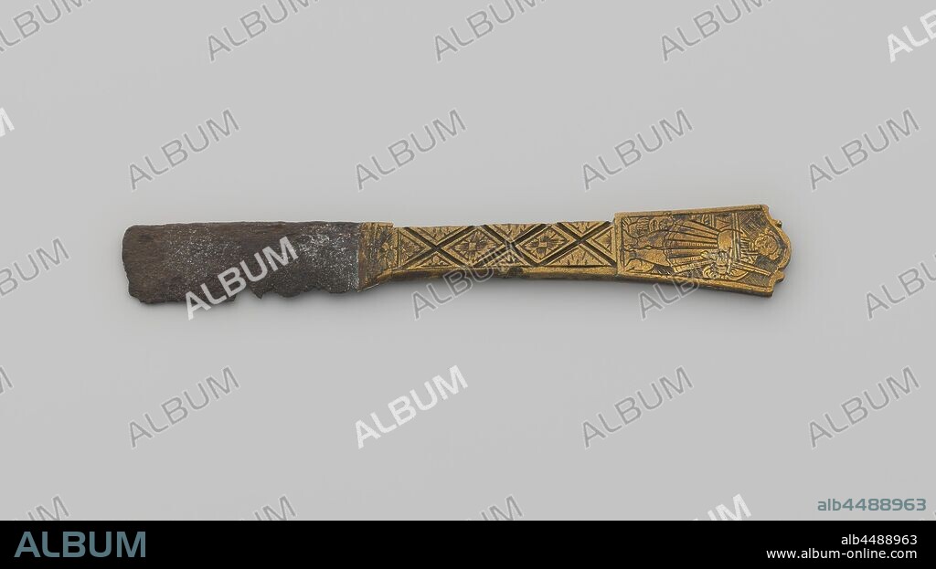 Knife with Saint Catherine and man with sword, Knife with fragment of iron blade. The copper handle is decorated with a diamond pattern in which flowers are arranged. The crowning shows St. Catherine on one side, a man with a raised sword and a lion at his feet on the other., anonymous, Southern Netherlands, 1550 - 1600, copper (metal), engraving, l 12 cm × w 1.7 cm.
