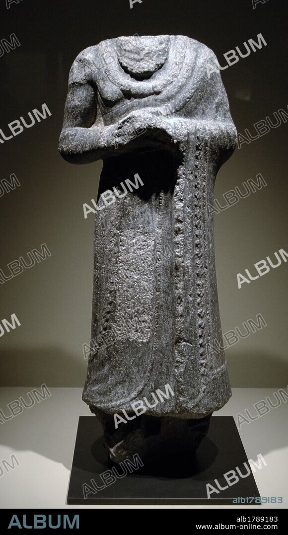 ARTE MESOPOTAMICO. BABILONIA. PERIODO PALEOBABILONICO. Estatua de diorita en ACTITUD ORANTE. Fechada en el s. XX-XIX a. C. Procede de Susa. Museo del Louvre. París. Francia.