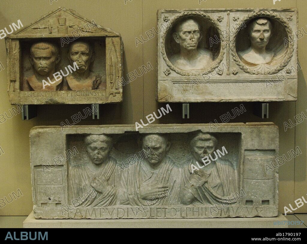 ARTE ROMANO. ITALIA. S. I a. C. Parte superior: RELIEVE FUNERARIO en mármol de LUCIO ANTISTIUS SARCULO Y SU MUJER ANTISTIA PLUTIA. El relieve fue dedicado a Antistius por dos esclavos liberados, en agradecimiento a los méritos de su patrón (relieve de la derecha). Fechados hacia 30-10 a. C. Hallados en Roma. Parte Inferior: RELIEVE FUNERARIO DE LUCIUS AMPUDIUS PHILOMUSUS Y SU MUJER. Fechado entre los años 15 a. C. y 5 d. C. Hallado cerca de Porta Capena. Roma. Museo Británico. Londres. Inglaterra. Reino Unido.