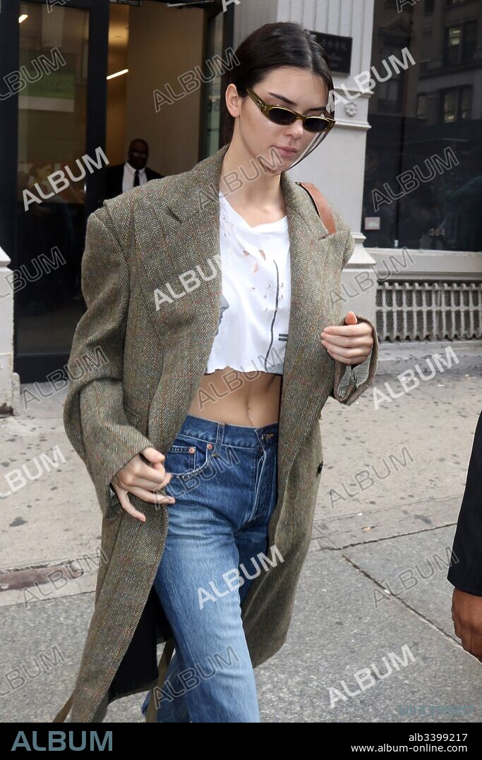September 7, 2017 - New York, New York, United States - Model Kendall Jenner shows off her flat tummy as she goes on in Manhattan on September 7 2017 in New York City. 07/09/2017