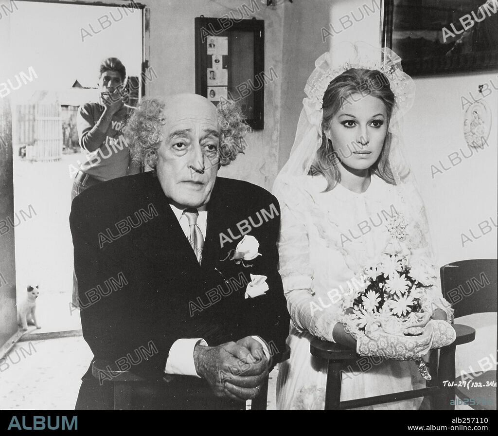 SILVANA MANGANO and TOTO in THE WITCHES, 1967 (LE STREGHE), directed by FRANCO ROSSI, LUCHINO VISCONTI, MAURO BOLOGNINI, PIER PAOLO PASOLINI and VITTORIO DE SICA. Copyright HAMMER.