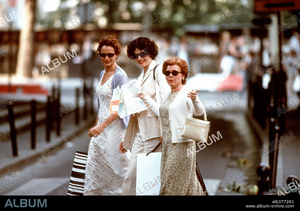ANDIE MacDOWELL, ANNA CHANCELLOR and IMELDA STAUNTON in CRUSH, 2001, directed by JOHN MCKAY. Copyright PIPEDREAM PICTURES/FILM FOUR FILM COUNCIL/INDUSTRY ENTERTAIN.