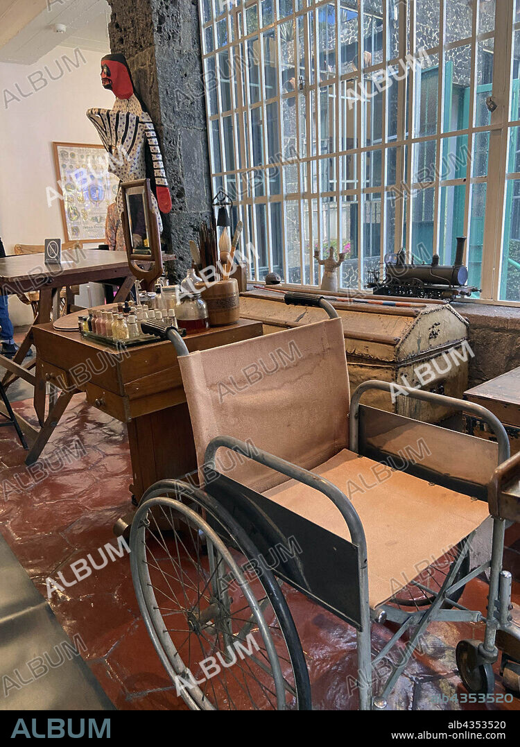 KAHLO, FRIDA. PINTORA MEXICANA. 1907-1954. DETALLE DE SU ESTUDIO DE PINTURA CON SU SILLA. CASA AZUL, MUSEO FRIDA KAHLO EN CIUDAD DE MEXICO.