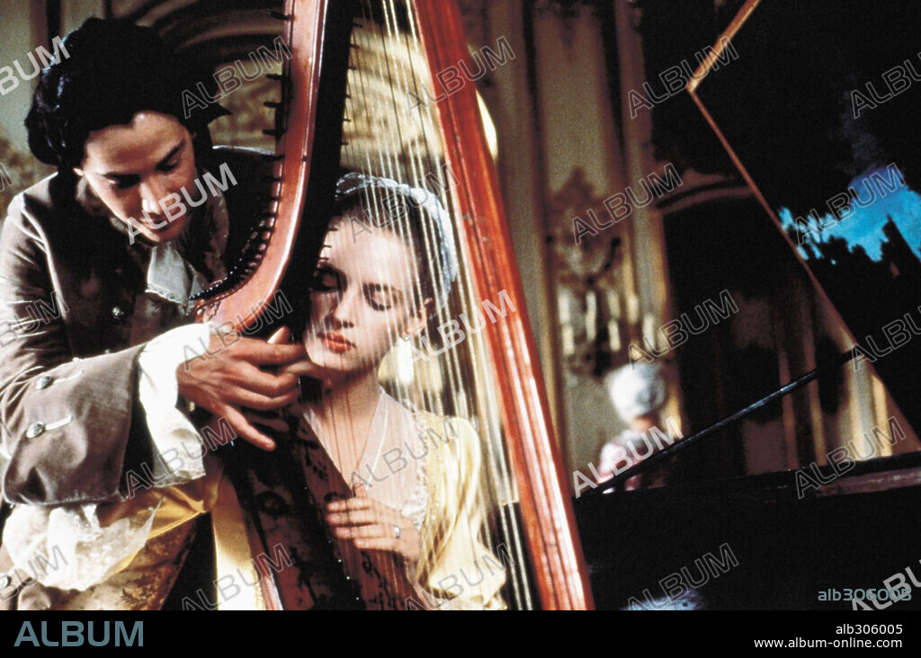 KEANU REEVES y UMA THURMAN en LAS AMISTADES PELIGROSAS, 1988 (DANGEROUS LIAISONS), dirigida por STEPHEN FREARS. Copyright WARNER BROTHERS.