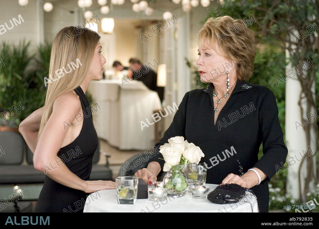 JENNIFER ANISTON y SHIRLEY MACLAINE en DICEN POR AHI, 2005 (RUMOR HAS IT), dirigida por ROB REINER. Copyright WARNER BROS. / MOSELEY, MELISSA.
