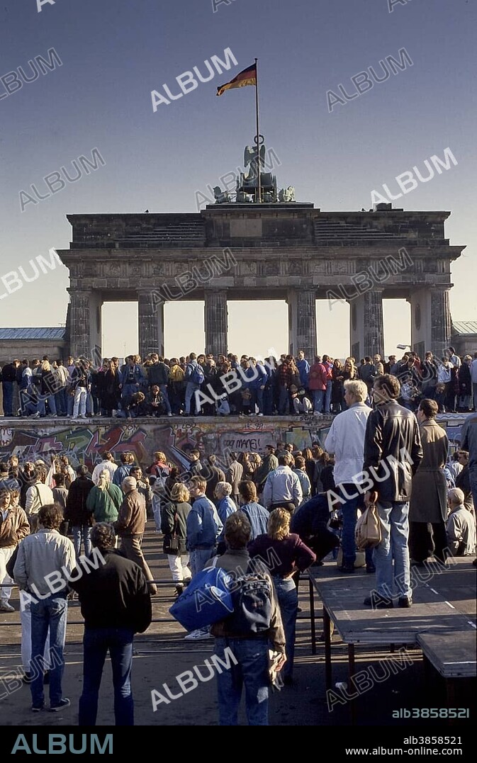 Fall of the Berlin Wall, people from East and West Berlin climbing on the Wall at the Brandenburg Gate, Berlin, Germany, Europe