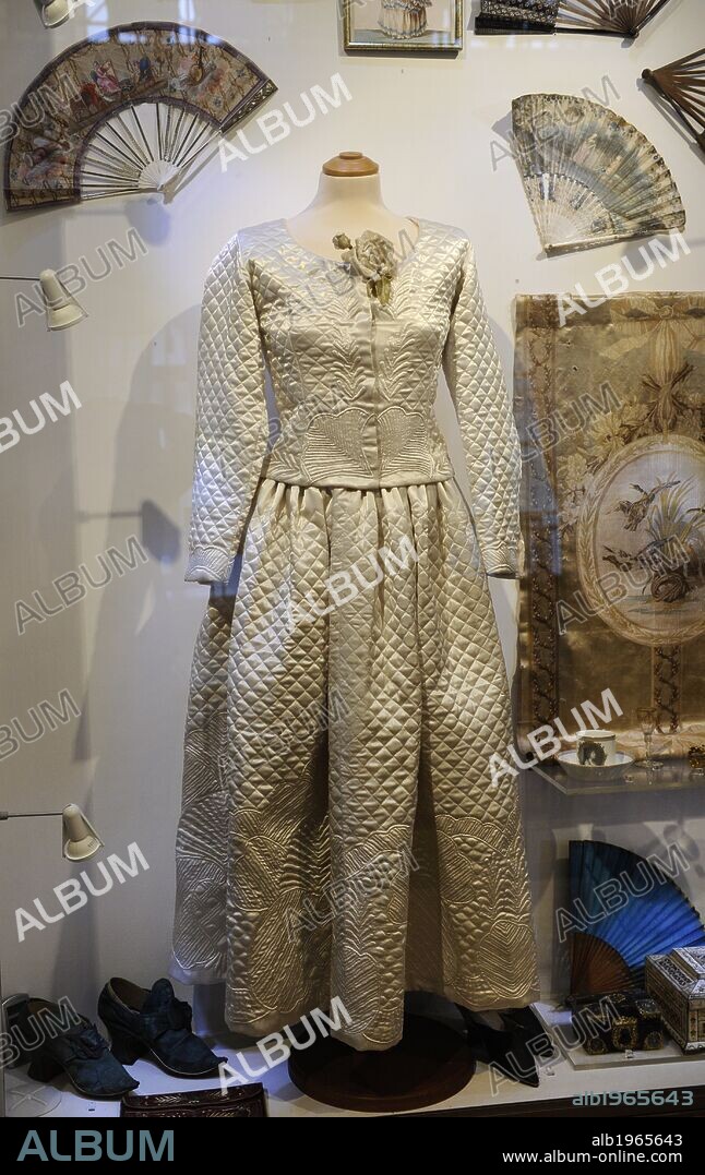 Riga. History. Fashion. 18th century. In 1780 he was able to fashion a new style of classicism. Showcase with feminine dress and accessories (fans and shoes). Museum of History and Navigation. Riga. Latvia.