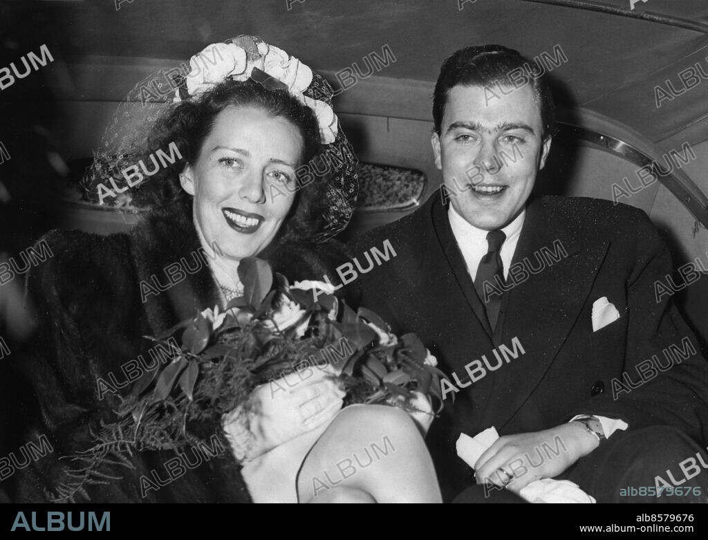 Orig. bildtext... SLUG (JOHAN - BRIDE IN CAR) SWEDISH PRINCE WEDS COMMONER IN NEW YORK... Prince Carl Johan of Sweden and Mrs. Kerstin Wijkmark, Stockholm newspaperwoman for whom he renounced claims to the Swedish throne. Where married today in Riverside Church, New York City. The 29-year-old Prince and his 35-year-old bride are pictured in a car leaving the chapel after the ceremony. The new Mr. and Mrs. Bernadotte now have the same worries as anybody else - a place for them to live in. Photo by frank Jurkowski Orig. bildtext... FÖRSTA ORIGINALBILDERNA FRÅN PRINS CARLS BRÖLLOP. Prins Carl Johan och hans brud på väg i bil från Riverside Church efter vigseln den 19 februari. Anm. Flor Leende Läppstift Nygifta persons: CARL JOHAN BERNADOTTE;KERSTIN WIJKMARK sites: SVERIGE*;NEW YORK;USA.