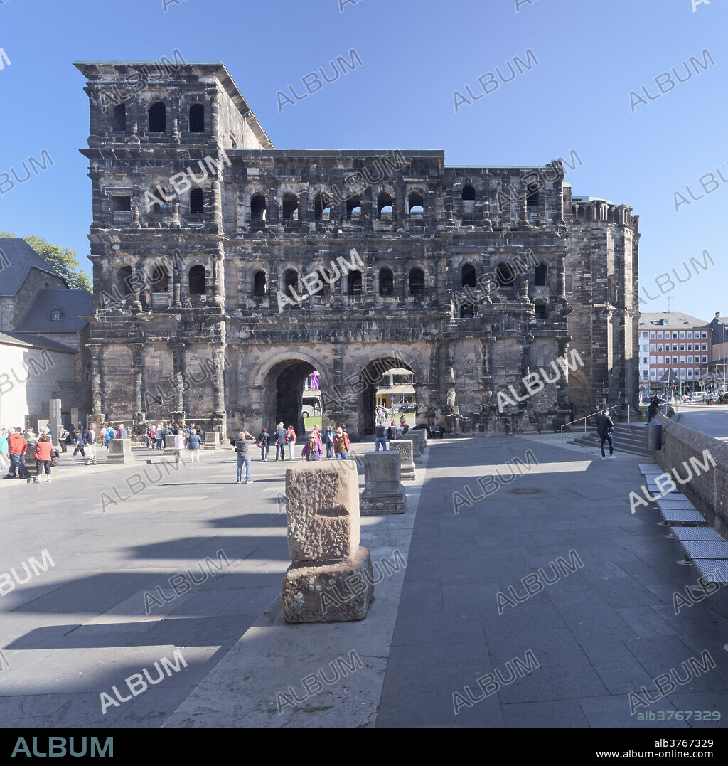 Roman city gate, Porta Nigra, UNESCO World Heritage Site, Trier, Mosel Valley, Rhineland-Palatinate, Germany, Europe.