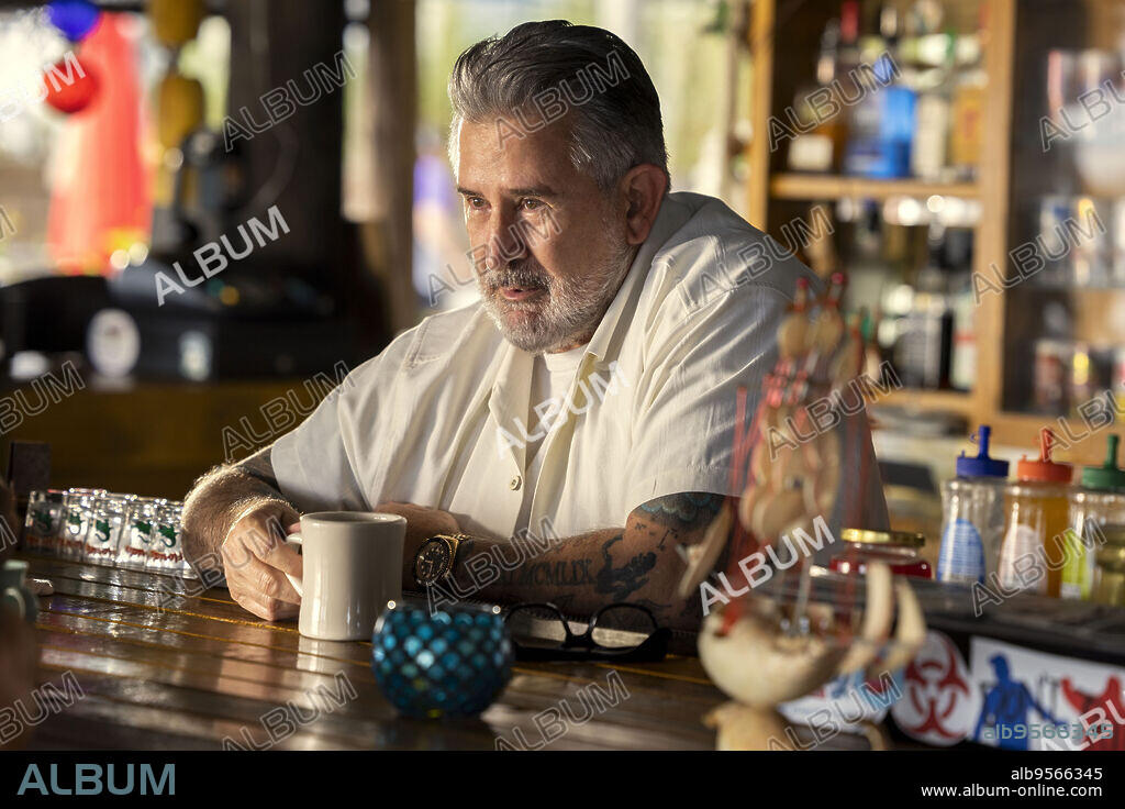 ANTHONY LAPAGLIA dans FLORIDA MAN, 2023, réalisé par CLARK GREGG, HAIFAA AL-MANSOUR, JULIAN FARINO et MIGUEL ARTETA. Copyright AGGREGATE FILMS.