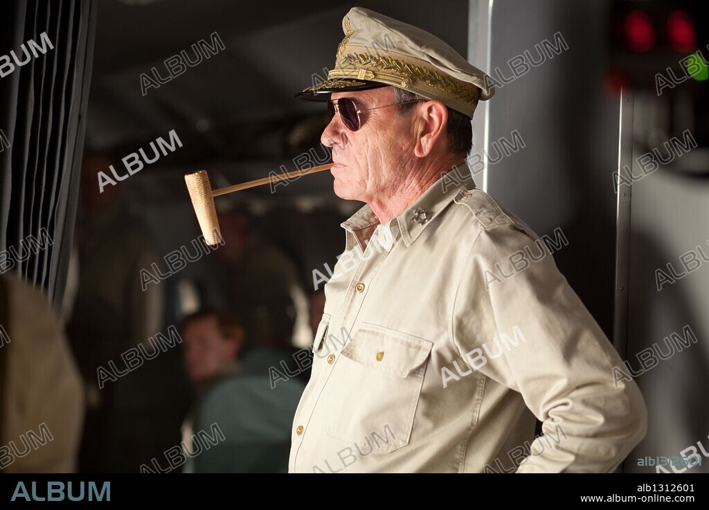 TOMMY LEE JONES en EMPERADOR, 2012 (EMPEROR), dirigida por PETER WEBBER. Copyright KRASNOFF FOSTER PRODUCTIONS.