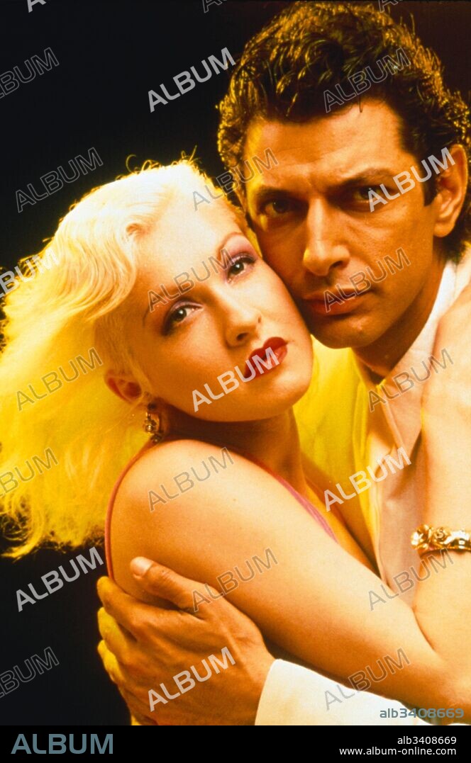 CYNDI LAUPER y JEFF GOLDBLUM en EL MISTERIO DE LA PIRAMIDE DE ORO, 1988 (VIBES), dirigida por KEN KWAPIS. Copyright COLUMBIA PICTURES.