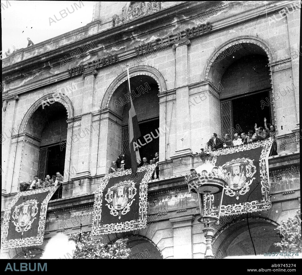 Sevilla, 21/07/1936. Guerra Civil Española. Momento de ser izada la bandera bicolor en Sevilla. En el balcón, el General Queipo de Llano.