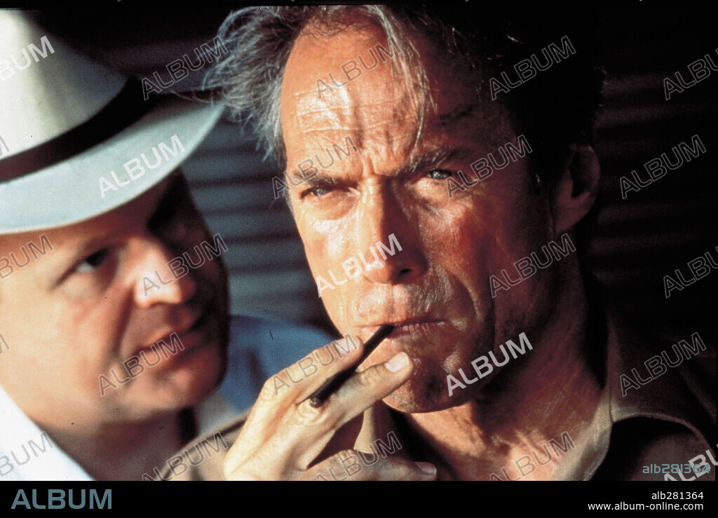 CLINT EASTWOOD y GEORGE DZUNDZA en CAZADOR BLANCO, CORAZÓN NEGRO (WHITE HUNTER, BLACK HEART, 1990), dirigida por CLINT EASTWOOD. Copyright WARNER BROTHERS.