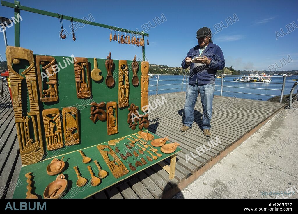 artesano puliendo madera, mercado artesanal de productos tipicos, Dalcahue, archipiélago de Chiloé ,provincia de Chiloé ,región de Los Lagos,Patagonia, República de Chile,América del Sur.