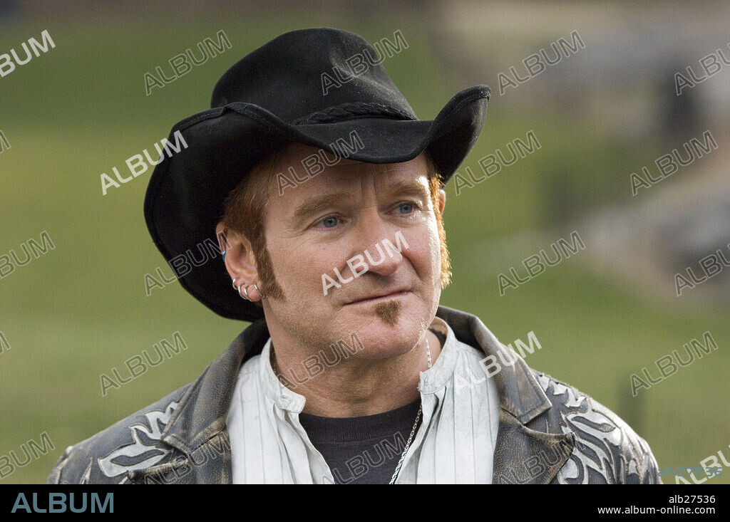 ROBIN WILLIAMS in AUGUST RUSH, 2007, directed by KIRSTEN SHERIDAN. Copyright CJ ENTERTAINMENT/ODYSSEY ENTERTAINMENT/SOUTHPAW ENTERTAINMEN / GENSER, ABBOT.