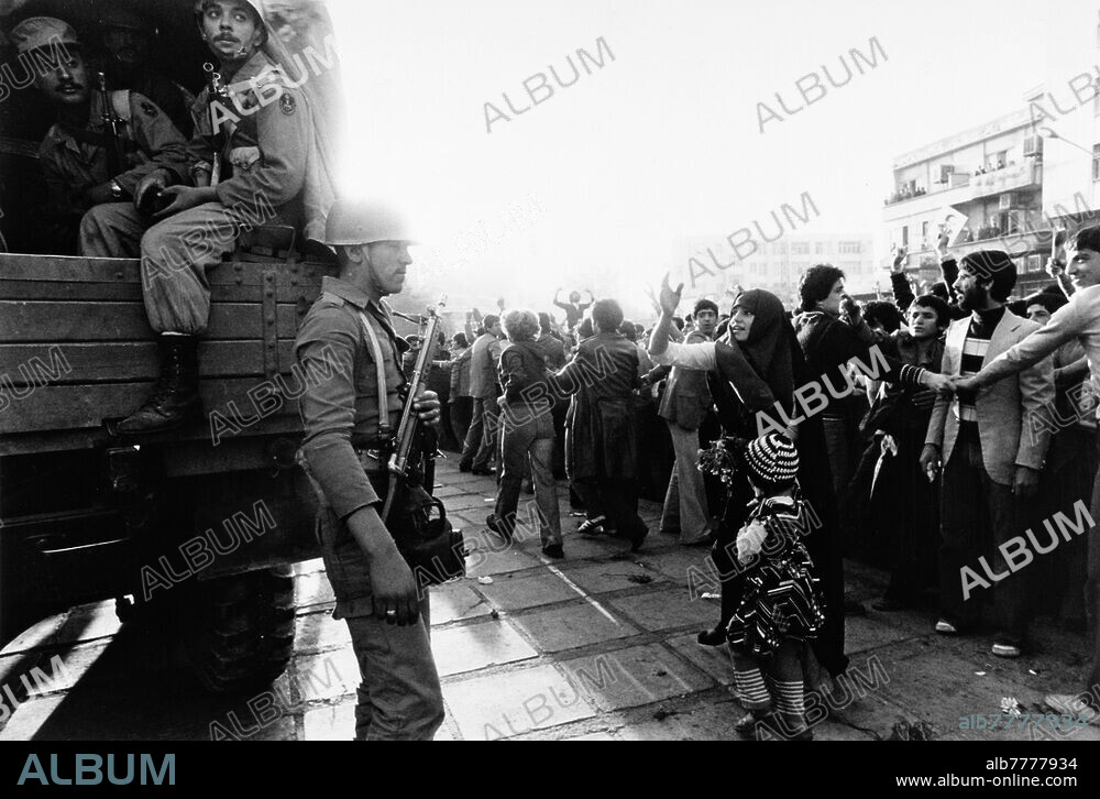 Iranian Revolution / Fall of the Shah Mohammad Reza Pahlavi / demonstrations. Massive demonstrations in the fall of 1978. During the most violent disturbances since the riots on Black Friday (September 8), nearly 50,000 to 60,000 young Iranians, including students and high school students, spent nearly 10 hours on the main streets of Tehran. They lit many public buildings, hotels, banks, shops and cars. A young woman with a little girl's hand speaks to soldiers on the edge of a rally. Photo, 05.11.1978.
