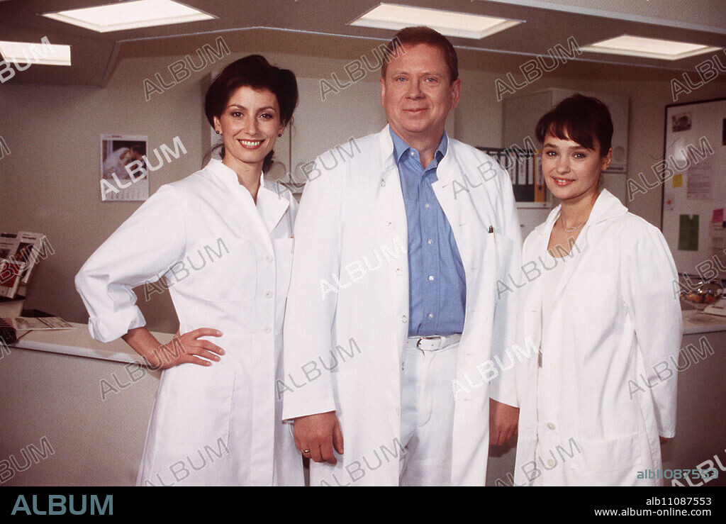 Katja Franke (MARIJAM AGISCHEWA), Dr. Sommerfeld (RAINER HUNOLD) and doctor's assistant Uschi Krause (SYBILLE HEYEN). Director: Kai Borsche aka. Fear of the truth 142 / Headline: DR. SOMMERFELD - NEWS FROM BÜLOWBOGEN / BRD 1996/9.