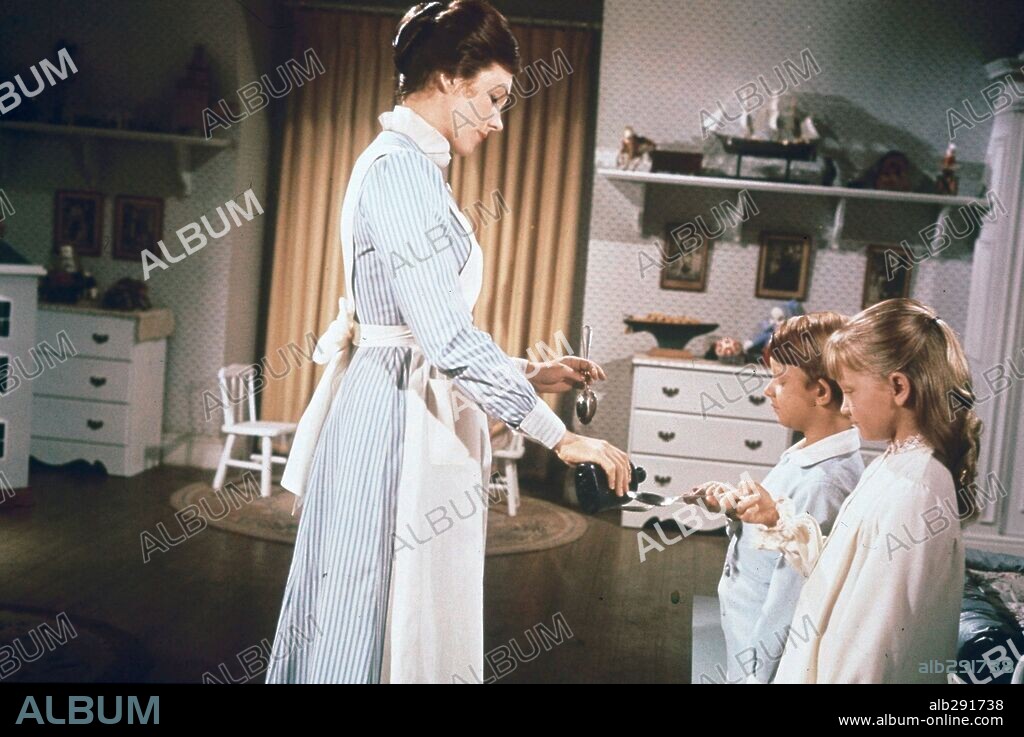 JULIE ANDREWS and KAREN DOTRICE in MARY POPPINS, 1964, directed by ROBERT STEVENSON. Copyright WALT DISNEY PRODUCTIONS.