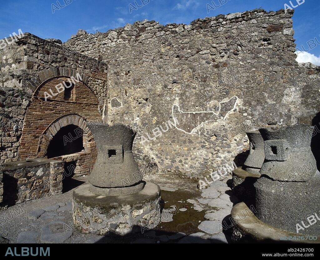 ARTE ROMANO. ITALIA. PANADERIA DE MODESTO. Estos establecimientos en época romana eran llamados "PISTRINUM". Vista parcial del HORNO DE PAN donde se han conservado las muelas para el trigo, los depósitos de la harina, el horno y la barra para la venta. POMPEYA. La Campania.