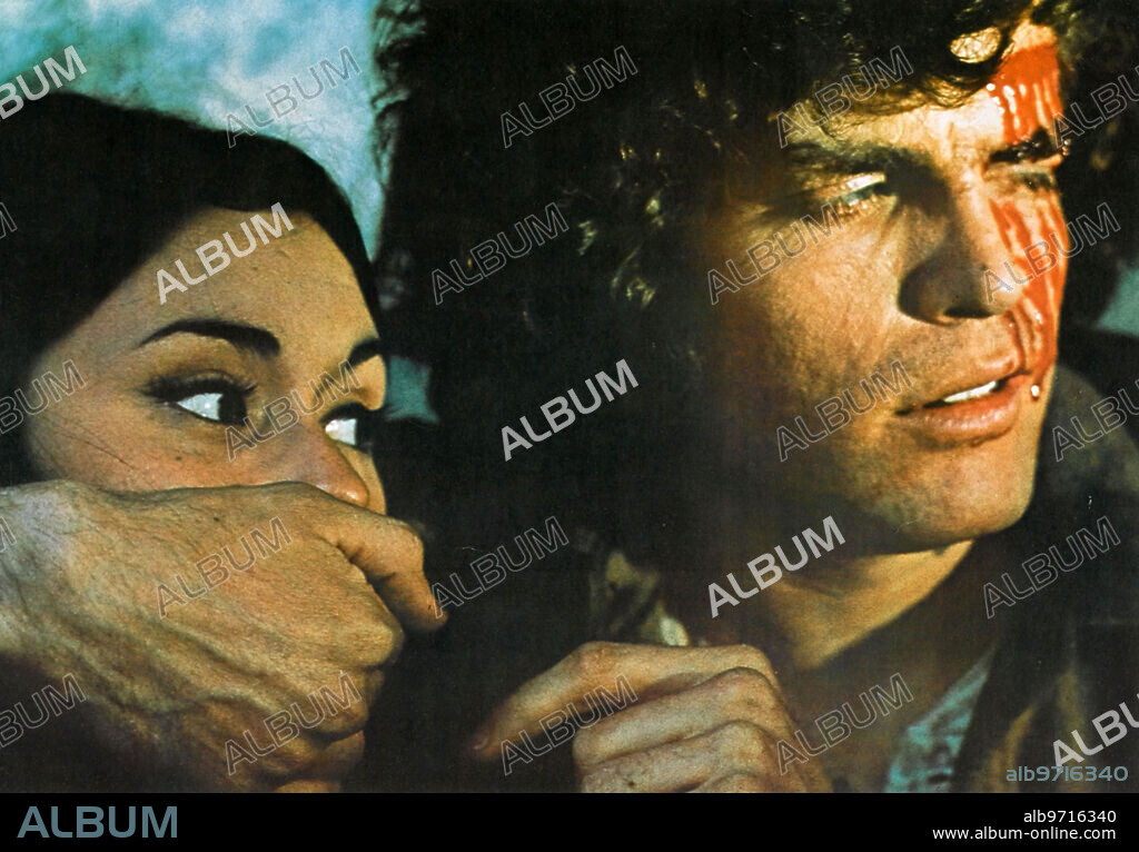 DAVID SELBY y KATE JACKSON en UNA LUZ EN LA OSCURIDAD, 1971 (NIGHT OF DARK SHADOWS), dirigida por DAN CURTIS. Copyright Metro-Goldwyn-Mayer (MGM).