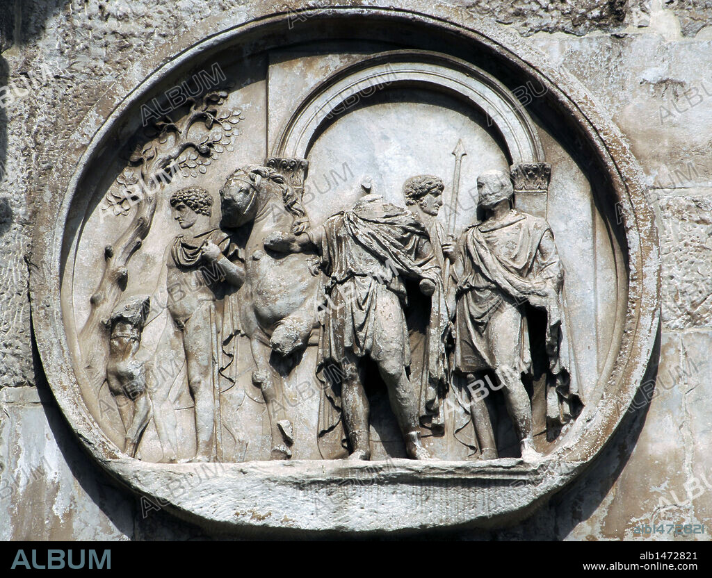ARTE ROMANO. ITALIA. ARCO DE CONSTANTINO. Arco triunfal erigido en el siglo IV por el Senado en honor del emperador Constantino, tras su victoria sobre Majencio en el Puente Milvio (313). Detalle de un RELIEVE. ROMA.