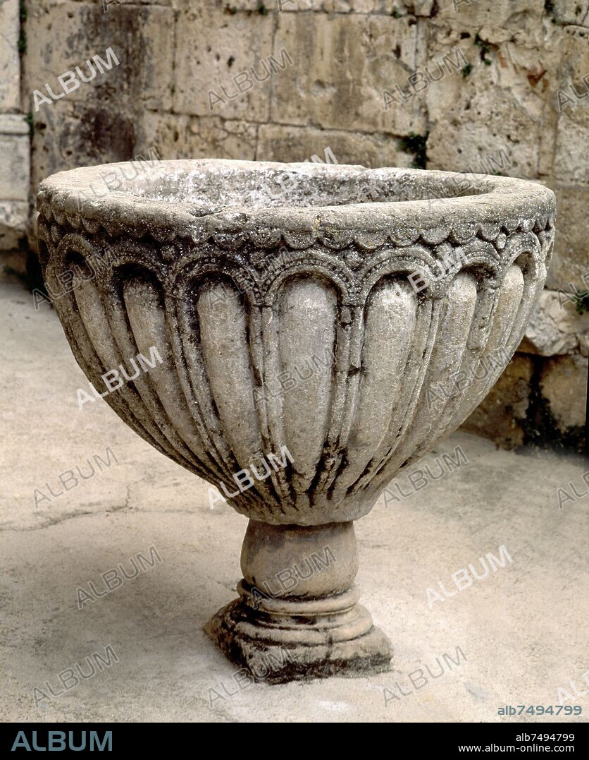 PILA BAUTISMAL ROMANICA.