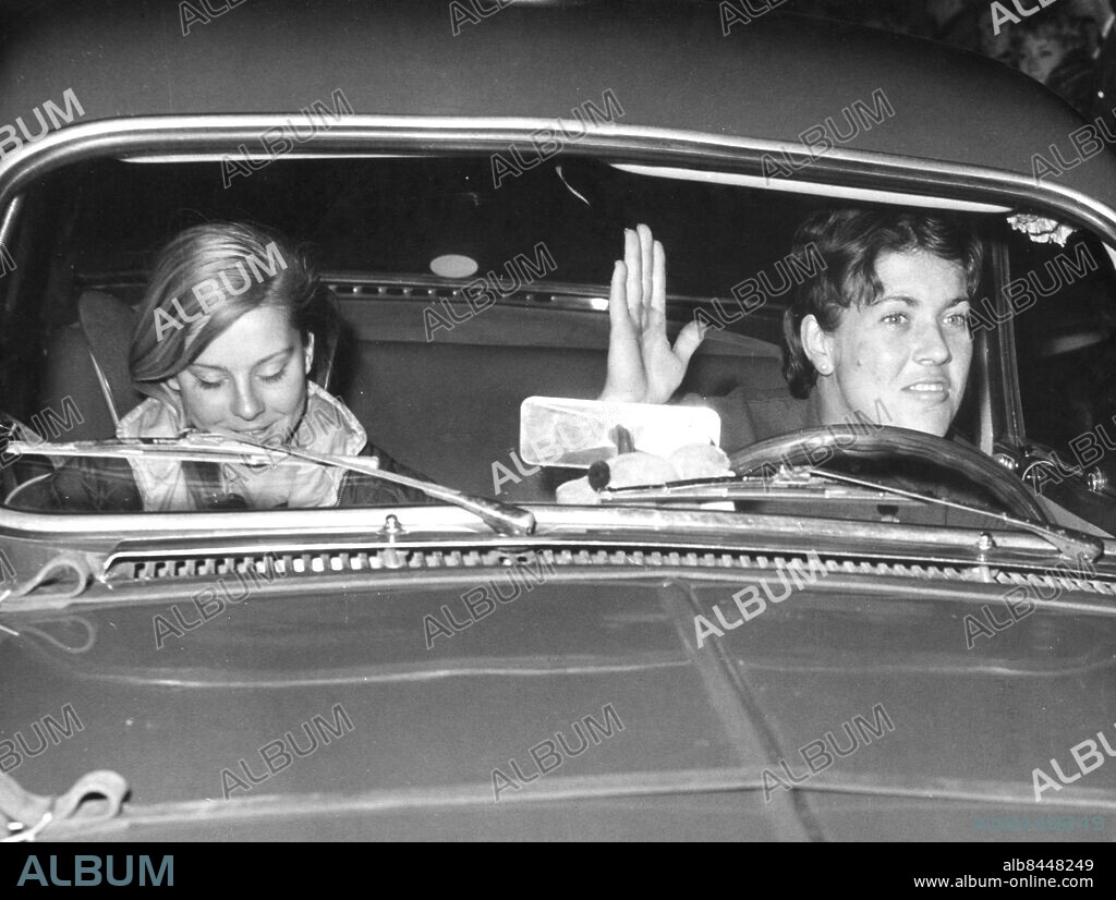 Orig. bildtext... PAT MOSS-CARLSSON WINS COUPE DES DAMES IN R.A.C. RALLY. Mrs. Pat Carlsson, formerly Miss Pat Moss, who came overall fifth, waves from her SAAB after arriving at the Duke of York's Barracks, Chelsea, last night, at the finish of the R.A.C. International Rally of Great Britain. Mrs. Carlsson won the Coupe des Dames, easily beating her nearest rival, Sylvia Osterberg, of Sweden, driving for the Volvo team. Mrs. Carlsson was four places ahead of her husband, Erik Carlsson, who had won the rally three times in the past. Anm. Vinnare Segrare Vindrutor persons: Elizabeth Nyström ;Pat Moss-Carlsson sites: STORBRITANNIEN ;SVERIGE*.