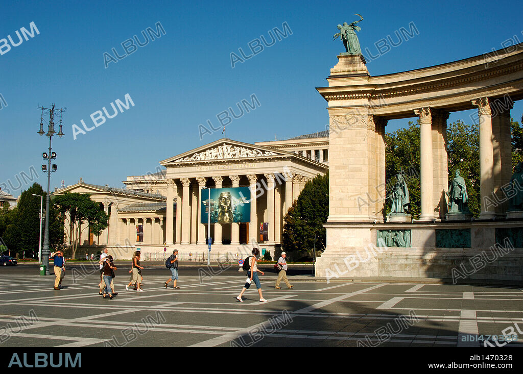HUNGRIA. BUDAPEST. Plaza de los Héroes con el edificio neoclásico del Museo de Bellas Artes y una parte del Monumento al Milenio.