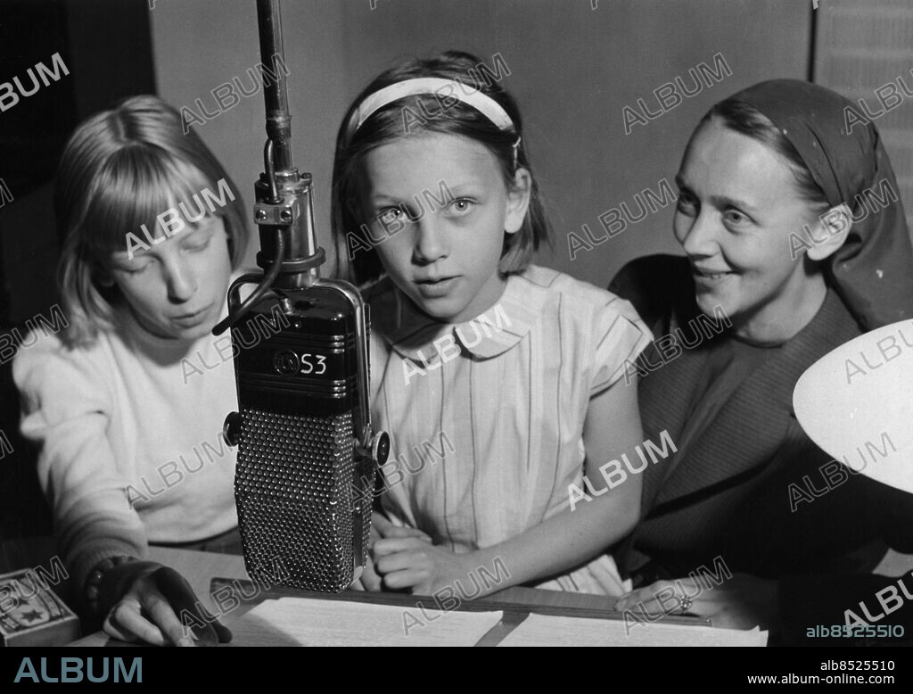 ARKIV STOCKHOLM 1952-08-26 . Radioprogrammet Kabaret i konserveringstider, 26/8 1952 fr. v. Nina Yunkers, Lena Bergman och Else Fisher läste sagor och sjöng. Foto: Ulf Stråhle / RIR / SVT / Kod::5600. RIR 8616 sv/v kopia Mapp: Fisher, Else.