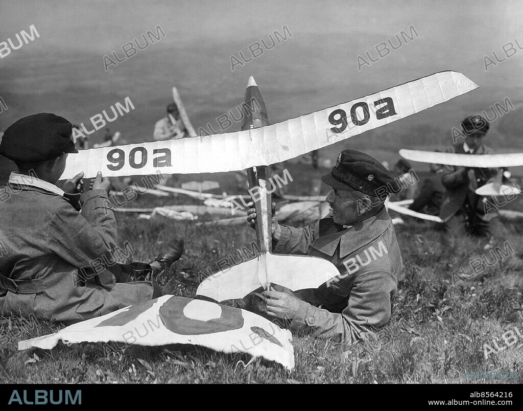TYSKLAND 1930-06. Orig. bildtext... PFINGSTEN AUF DER WASSERKUPPE. Modell-Segelflug-Wettbewerb beim ersten deutschen Jungfliegertreffen in der Rhön. Der Sieger Otto Tzschoppe-Weissenfels, dessen Gleitflieger-Modell 3 Min. 29 Sek. in der Luft blieb. Foto: AB Text & Bilder / SVT / Kod: 5600 Mapp: Modellflyg Tyskland F:29 F Modellflygplan sites: TYSKLAND PhotoDate:1930-06-??.
