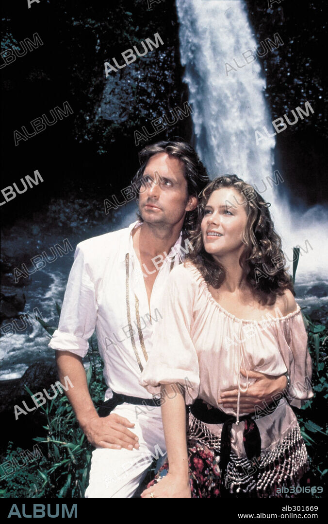 KATHLEEN TURNER y MICHAEL DOUGLAS en TRAS EL CORAZÓN VERDE, 1984 (ROMANCING THE STONE), dirigida por ROBERT ZEMECKIS. Copyright 20TH CENTURY FOX.