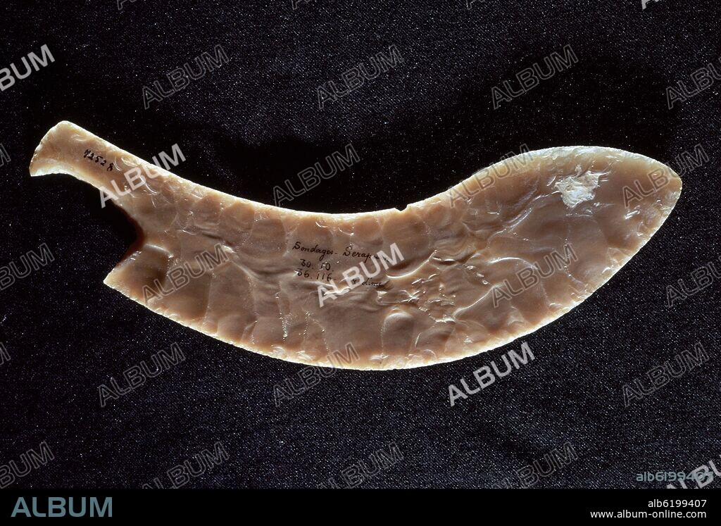 CUCHILLO LARGO DE SILEX BLANCO. PROCEDE  DE SAQQARA. DINASTIA I.