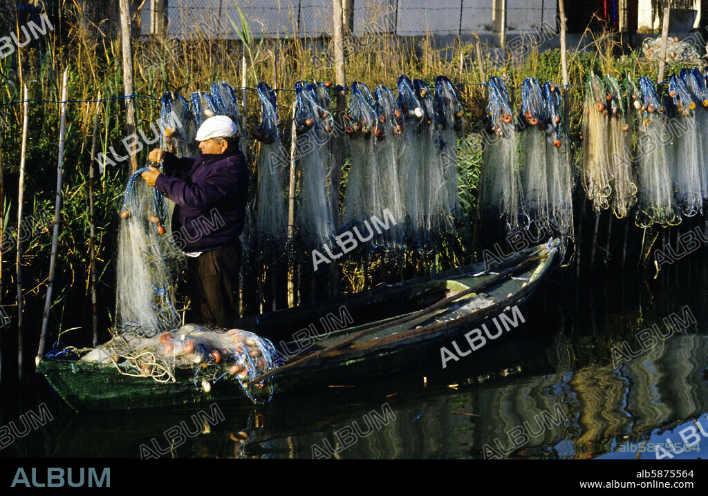 Parque Natural de La Albufera; barca y pescador en El Palmar.