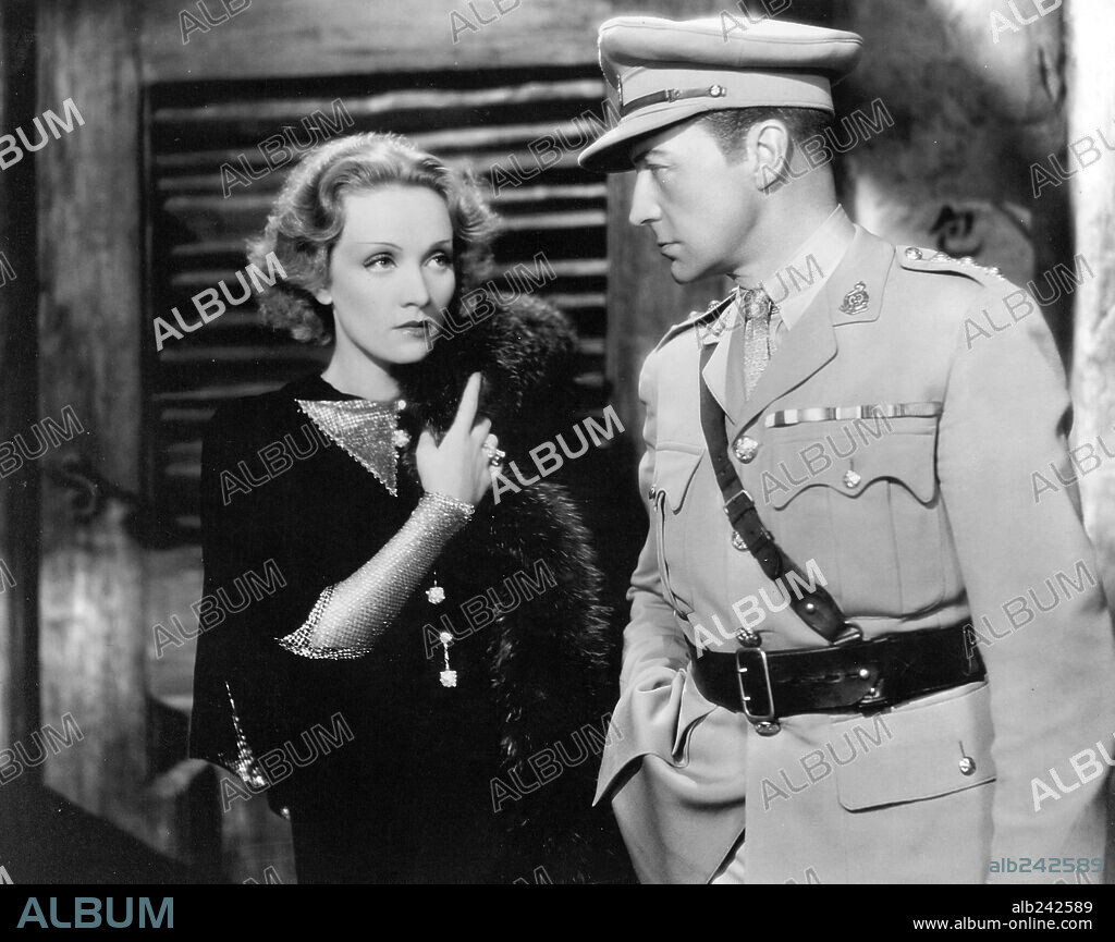CLIVE BROOK und MARLENE DIETRICH in SHANGHAI EXPRESS, 1932, unter der Regie von JOSEF VON STERNBERG. Copyright PARAMOUNT PICTURES.