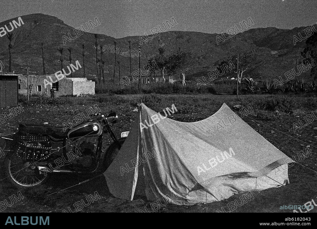 MOTOCICLETA Y TIENDA DE CAMPAÑA EN LA PLAYA DE LOS NIETOS - FOTOGRAFIA EN BLANCO Y NEGRO - AÑOS 50.