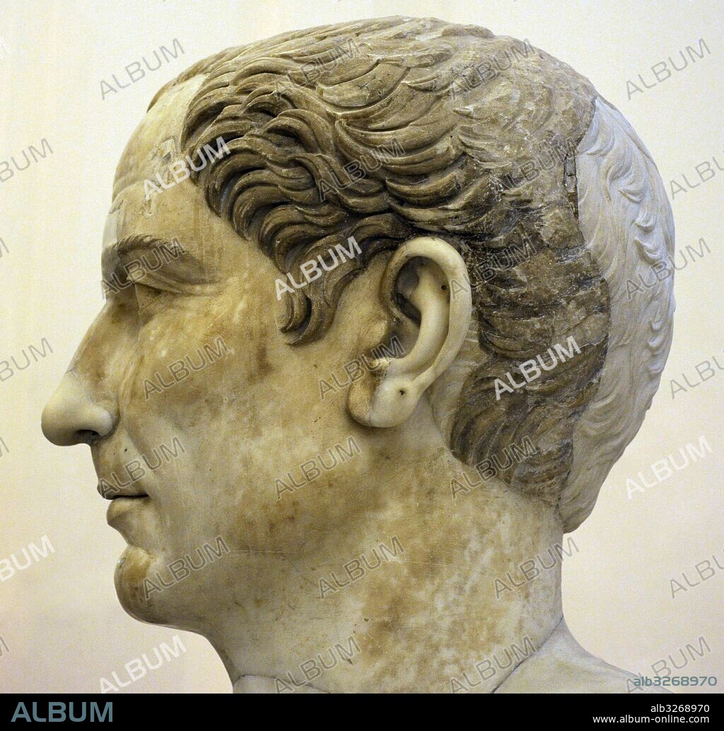 Cayo Julio Cesar (h.100 a 44 a.C). Político, general y escritor romano. Formó en el año 60 a.C. un triunvirato con Pompeyo y Craso. Conquistó la Galia. Jefe del imperio, dictador y censor a perpetuidad. Busto. Detalle. Copia trajana del 110 d.C. de un original del 50 a.C. Museo Arqueológico Nacional. Nápoles. Italia.